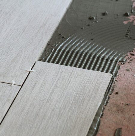 Zdjęcie przedstawiające układanie płytek